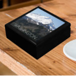 Caja De Regalo Foto del Monte Baker del Estado de Washington<br><div class="desc">Almacenar baratijas, joyas y otros pequeños keepsakes en esta caja de regalo de madera con azulejos de cerámica con una imagen fotográfica del Monte Baker cubierto de nieve, un volcán activo de las montañas de la cascada del estado de Washington. Seleccione el tamaño y el color de su caja de...</div>