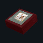 Caja De Regalo Foto enmarcada con oro Nuestra primera Navidad cas<br><div class="desc">La moderna foto de boda enmarcada en oro machacado en medio de copos de nieve, con Nuestra Primera Navidad Casada en un guión festivo de caligrafía blanca, hace el perfecto regalo de recuerdo para los recién casados recién casados en temporada de vacaciones de Navidades. Personalizar fácilmente su nombre y año...</div>