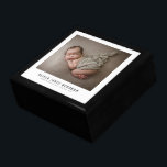 Caja De Regalo Foto moderna del bebé recién nacido<br><div class="desc">Una adorable foto del bebé recién nacido con el nombre del bebé y estadísticas de nacimiento. Reemplace esta foto de ejemplo con su propia foto de recién nacido. Caja de la parte superior de la cubierta de mosaico con fieltro en el interior. Para los bizcochos u otros artículos pequeños.</div>