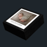 Caja De Regalo Foto moderna del bebé recién nacido<br><div class="desc">Una adorable foto del bebé recién nacido con el nombre del bebé y estadísticas de nacimiento. Reemplace esta foto de ejemplo con su propia foto de recién nacido. Caja de la parte superior de la cubierta de mosaico con fieltro en el interior. Para los bizcochos u otros artículos pequeños.</div>