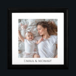 Caja De Regalo Foto personalizada Baby Mom Photo Wood Keepsake Bo<br><div class="desc">Una caja de conservas barnizadas de madera de fotos personalizada y dulce. Reemplace esta foto con su propia foto favorita de cualquier tipo.</div>
