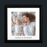 Caja De Regalo Foto personalizada Baby Mom Photo Wood Keepsake Bo<br><div class="desc">Una caja de conservas barnizadas de madera de fotos personalizada y dulce. Reemplace esta foto con su propia foto favorita de cualquier tipo.</div>