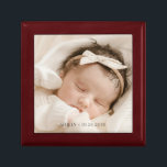 Caja De Regalo Foto personalizada del bebé Nacimiento Madera Keep<br><div class="desc">Foto dulce personalizada de recién nacido con nombre y fecha de nacimiento,  caja de conservas lacada de madera. Reemplace esta foto con su propia foto favorita de cualquier tipo. Recién nacido,  boda,  graduación,  etc.</div>