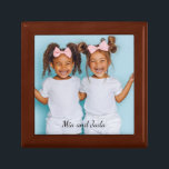 Caja De Regalo Foto personalizada Gemelos de Madera<br><div class="desc">Un adorable keepsake personalizado con una foto de gemelos. Añade una foto de alguien,  familia,  mascota,  o a cualquiera a quien ames a esta caja de regalo. Tapa de cerámica. También se puede obtener como una pared enmarcada.</div>