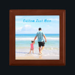Caja De Regalo Foto y texto personalizado - Su propio diseño - Me<br><div class="desc">Foto y texto personalizado - Su propio diseño - Especial - Familia personalizada / Amigos o regalo personal - Añadir su texto y foto - Redimensionar y mover o eliminar y agregar elementos / imágenes con la herramienta de personalización. Elige / agrega tu fuente favorita / color de texto !...</div>