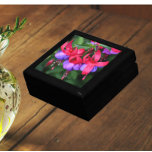Caja De Regalo Fuchsia púrpura con floral Sepúlceras rosas<br><div class="desc">Almacenar baratijas,  joyas y otros pequeños keepsakes en esta caja de regalo de madera con azulejos de cerámica que muestra una foto de flores de Fuchsia de color bicolor y púrpura con sépalos rosados. ¡Un diseño colorido y florido! Seleccione el tamaño y el color de su caja de regalo.</div>