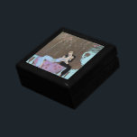 Caja De Regalo Fuegos artificiales de Art Decó Vintage Le Feu, Ge<br><div class="desc">Ilustracion de época Cuarto de julio de vacaciones arte deco imagen con un hombre y una mujer besándose mientras están sentados en una frazada de flores de flores que está recubierta por la barandilla en un balcón. La joven pareja recién casada comparte un beso romántico mientras los fuegos artificiales explotan...</div>