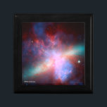 Caja De Regalo Galaxia M82<br><div class="desc">Esta imagen muestra una vista imponente de una galaxia de Starburst producida por los telescopios espaciales. M82 es una galaxia cerca de 12 millones de años luz de la tierra que está experimentando una explosión de la formación estelar. Las radiografías del gas (azul) de la demostración de Chandra que es...</div>