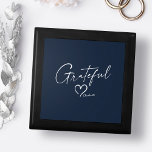 Caja De Regalo Gentil Corazón | Su nombre Joyería Regalo Box<br><div class="desc">Atraer esa energía positiva con una caja de joyas de madera de estilo "Gratitude", que presenta un diseño personalizado único con "Grfatídico" en escritura elegante manuscrita, un hermoso corazón dibujado a mano y tu nombre personalizado. En el mar del norte azul, blanco y gris o editar fácilmente el color primario...</div>