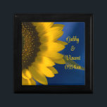 Caja De Regalo Girasol amarillo en Boda azul<br><div class="desc">Personalizar el bonito Girasol Amarillo en Blue Boda Photo Gift Box con los nombres personales de la novia y el novio y la fecha de la ceremonia matrimonial de verano o otoño. Crea un obsequio personalizado para los recién casados o un regalo de agradecimiento para tus bodas asistentes, damas de...</div>