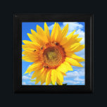 Caja De Regalo Girasol amarillo y abejas en el cielo azul - Día d<br><div class="desc">Girasol amarillo y abejas en cielo azul - Día de verano - Foto Naturaleza de las flores - También puede personalizar - Elegir / Añadir su foto única - Imagen / Texto - Nombre / Color / Fuente / Tamaño / más - Hacer su regalo especial - Redimensionar y mover...</div>