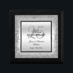 Caja De Regalo Glitzy Silver y Black 25º Aniversario del Boda<br><div class="desc">Hermosa caja de regalo romántica, elegante y brillante y brillante 25º aniversario de Boda. Con un brillante marco de borde purpurinoso secuencial plateado sobre un fondo doble plateado y negro simple... Este ejemplo es para un 25º aniversario de Boda Plateado, pero se puede usar para cualquier evento. Todo el texto,...</div>