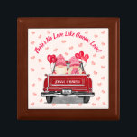 Caja De Regalo Gnome Love Purpurina Rosa Corazón Camión Rojo Vint<br><div class="desc">Esta bonita caja de regalo de El día de San Valentín incluye un camión rojo vintage con dos gnomos vestidos de rosa sentados en la parte posterior cargando globos de corazón rojo sobre un fondo rosado con corazones purpurinas. Arriba dice "¡No hay amor como el amor a los genomas!" Personalice...</div>