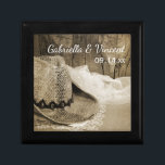 Caja De Regalo Gorra Vaquero y Boda Occidental del País de la Mad<br><div class="desc">Personalizar la encantadora Cowboy Gorra y Barn Wood Country Wedding Gift Box con los nombres personales de la novia y el novio y la fecha de la ceremonia matrimonial. Esta rústica caja de trinket con temática de rancho personalizado de moda presenta una fotografía de tono sepia blanco y negro realzada...</div>
