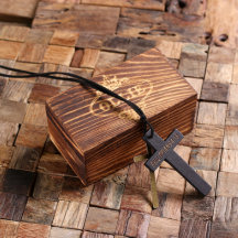 Caja de regalo grabada con collar de cruz negra