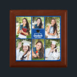 Caja De Regalo Graduación de Personalizado de Collage de fotos de<br><div class="desc">Esta moderna caja de regalos de collage de fotos para estudiantes de grado superior azul muestra tus 6 fotografías favoritas para estudiantes. Este regalo para el mantenimiento de la graduación incluye una tipografía blanca elegante de tu nombre de instituto o universidad para la clase de 2025. Personalizar este diseño con...</div>