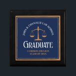 Caja De Regalo Graduación personalizada de la Facultad de Derecho<br><div class="desc">Esta caja de regalo para la graduación de la escuela de Derecho de la Marina y del Oro presenta tipografía elegante bajo la escala de la justicia y su nombre universitario para la clase de 2024. Personalizar con tu año de graduación para un gran graduado universitario personalizado presente.</div>