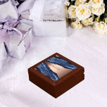 Caja De Regalo Guión de nombre dorado del rosa de mármol azul<br><div class="desc">Una ágata dorada azul oscuro y rosa, impresión de piedra de mármol como fondo Personaliza y añade tu nombre. El nombre está escrito con un guión moderno de estilo con letras a mano con toques. Para que los cambios sólo eliminen el nombre del ejemplo, deje los espacios o la emoji...</div>