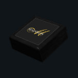 Caja De Regalo Guión de oro monograma moderno negro<br><div class="desc">Un elegante y audaz guión de oro monograma inicial con flor de lujo,  en un rico regalo negro o caja de joyería. Hazlo único tuyo con tu nombre y oro inicial.</div>