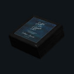Caja De Regalo Hermana azul de la Marina Luster de Groom personal<br><div class="desc">Diseño de acuarela azul oscuro, con tipografía de espuma plateada, y hermosa textura de fondo de acuarela. Con Fuentes Modernas De Guión De Moda. Un estilo moderno y lujoso - Hermana personalizada de Groom Maid de Honor Heartfelt Quote Keepsake Personalizado Wood Jewelry Gift Box! ~ Revisa mi tienda para ver...</div>