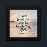 Caja De Regalo Jeremías 31:3 Te he amado la Biblia Ocean Sunset<br><div class="desc">La inspiradora cita de la caja de regalo de las escrituras muestra una hermosa puesta de sol del océano con olas azules en una playa de arena. Presenta una Biblia motivadora Verse Jeremiah 31:3,  "Te he amado con un amor eterno". La fotografía de Sean Oulashin.</div>