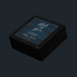 Caja De Regalo La empleada azul de honor de la Marina Luster<br><div class="desc">Diseño de acuarela azul oscuro, con tipografía de espuma plateada, y hermosa textura de fondo de acuarela. Con Fuentes Modernas De Guión De Moda. Un estilo moderno y lujoso - Empleada personalizada de honor Cortesía sentida Keepsake Caja personalizada de regalo de joyería de madera! ~ Revisa mi tienda para ver...</div>