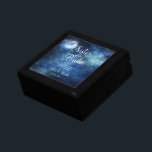 Caja De Regalo La hermana de la luna del cielo lunar, empleada de<br><div class="desc">Diseño de acuarela celestial de galaxia con cielo lunar, con estrellas brillantes nocturnas, y diseño de luna brillante en un lujoso azul marino, azul pálido y toques de textura de color morado. Con Fuentes Modernas De Escritura De Tipografía. Un diseño mágico de moda - Hermana personalizada Made of Honor Heartfelt...</div>
