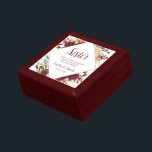 Caja De Regalo La hermana de Mistletoe Manor, empleada de honor p<br><div class="desc">Diseño de Rosas de Invierno Mistletoe Manor Watercolor Lush con Florales Pintadas a Mano, Hojas de Berry Holly, Foliage de Pine Sprig y Brocas de Pintura de Color de Agua. Marsala colorida, rojo Merlot de vino, borgoña, crema de marfil y verde. Con Tipografía De Moda Rápida Pincel Fonts Script y...</div>