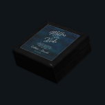 Caja De Regalo La madre azul de la novia lustradora<br><div class="desc">Diseño de acuarela azul oscuro, con tipografía de espuma plateada, y hermosa textura de fondo de acuarela. Con Fuentes Modernas De Guión De Moda. Un estilo moderno y lujoso - Madre personalizada de la novia Cortesía sentida Mantener la caja personalizada de regalo de joyería de madera! ~ Revisa mi tienda...</div>