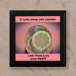 Caja De Regalo La vida le da vida a los Lemons con el negro rosad<br><div class="desc">Si la vida te da a los lemones "Vive tu vida con el pecho" en rosa coral profundo con una tajada de limón amarillo flotando sobre agua refrescante. Esta caja de conservas de madera es inspiradora y motivadora mientras que es divertida y bonito en rosa y negro Esta imagen es...</div>