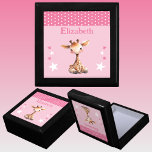 Caja De Regalo Las estrellas de la jirafa cutánea añaden el nombr<br><div class="desc">Mantén la caja de regalo para los niños. Personaliza con un nombre. Con una tierna jirafa,  puntos de polka y estrellas con los colores rosa y blanco.</div>