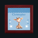 Caja De Regalo Las estrellas de la jirafa cutánea añaden el nombr<br><div class="desc">Mantén la caja de regalo para los niños. Personaliza con un nombre. Con una tierna jirafa,  puntos de polka y estrellas con los colores azul y blanco.</div>