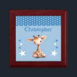 Caja De Regalo Las estrellas de la jirafa cutánea añaden el nombr<br><div class="desc">Mantén la caja de regalo para los niños. Personaliza con un nombre. Con una tierna jirafa,  puntos de polka y estrellas con los colores azul y blanco.</div>