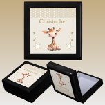 Caja De Regalo Las estrellas de la jirafa cutánea añaden nombre d<br><div class="desc">Mantén la caja de regalo para los niños. Personaliza con un nombre. Con una tierna jirafa,  puntos de polka y estrellas con los colores marrón y blanco.</div>