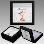 Caja De Regalo Las estrellas de la jirafa cutánea añaden un nombr<br><div class="desc">Mantén la caja de regalo para los niños. Personaliza con un nombre. Con una tierna jirafa,  puntos de polka y estrellas con los colores gris y blanco.</div>