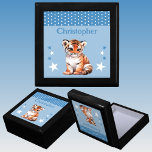 Caja De Regalo Las estrellas del tigre de corte añaden nombre a k<br><div class="desc">Mantén la caja de regalo para los niños. Personaliza con un nombre. Con un tigre lindo,  puntos de polka y estrellas con los colores azul y blanco.</div>