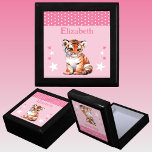 Caja De Regalo Las estrellas del tigre de corte añaden un nombre<br><div class="desc">Mantén la caja de regalo para los niños. Personaliza con un nombre. Con un tigre lindo,  puntos de polka y estrellas con los colores rosa y blanco.</div>