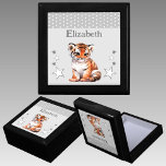 Caja De Regalo Las estrellas del tigre de corte añaden un nombre<br><div class="desc">Mantén la caja de regalo para los niños. Personaliza con un nombre. Con un tigre lindo,  puntos de polka y estrellas con los colores gris y blanco.</div>
