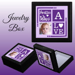 Caja De Regalo Las vibraciones positivas agregan foto color morad<br><div class="desc">Guarda joyería / caja de regalo de joyería. Personaliza con una foto inicial. Vibes positivas / Amor,  con un corazón de amor y los colores claros y morado oscuro y blanco.</div>