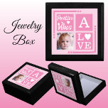 Caja De Regalo Las vibraciones positivas agregan foto color rosa<br><div class="desc">Guarda joyería / caja de regalo de joyería. Personaliza con una foto inicial. Vibes positivas / Amor,  con un corazón de amor y los colores oscuro y claro rosa y blanco.</div>