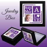 Caja De Regalo Las vibraciones positivas agregan joyas púrpura in<br><div class="desc">Guarda joyería / caja de regalo de joyería. Personaliza con una foto inicial. Vibes positivas / Amor,  con un corazón de amor y los colores morado y blanco.</div>