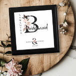Caja De Regalo Letra floral de la dama de honor Boho Boda Keepsak<br><div class="desc">Mantén la caja de regalo para personalizar para tu dama de honor. La dama de honor está escrita a mano y con letras neutras de flores de boho. También se puede añadir el nombre de la novia y el novio y la fecha de su boda, que enmarcan una ampersand floral...</div>