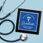 Caja De Regalo Licenciatura en medicina azul por personalizado<br><div class="desc">Esta caja de regalo para la graduación de la Facultad de Medicina azul personalizado presenta tipografía blanca elegante bajo un médico caduceus y su nombre universitario para la clase de 2025. Personalizar con tu año de graduación bajo la elegante caligrafía para un gran regalo personalizado de graduados universitarios.</div>
