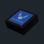 Caja De Regalo Logo de la Fuerza Aérea de Estados Unidos - Azul<br><div class="desc">Este diseño muestra el logo oficial de la Fuerza Aérea de Estados Unidos con un llamativo fondo azul. Simbolizando orgullo,  dedicación y servicio,  es un tributo atemporal y patriótico a la Fuerza Aérea de Estados Unidos y su rica tradición de excelencia.</div>