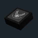 Caja De Regalo Logo de la Fuerza Aérea - Negro<br><div class="desc">Este diseño presenta el emblemático logo de la Fuerza Aérea puesto sobre un llamativo fondo azul. Su apariencia limpia y patriótica encarna el honor, el orgullo y la tradición de la Fuerza Aérea de los Estados Unidos, por lo que resulta ideal para mostrar apoyo y aprecio por el servicio militar....</div>