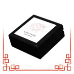 Caja De Regalo Logotipo de joyería de flores de Lotus<br><div class="desc">Logo de arte de línea minimalista y caja de joyas con la marca de eslogan para joyeros con el logo de una flor de loto rojo imperial. Puede cambiarlo de marca añadiendo su propio logotipo,  nombre comercial y lema.</div>