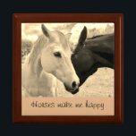 Caja De Regalo Los caballos me hacen feliz<br><div class="desc">Brtitude Designs es un equipo de diseño materno-hija de California, EEUU. Creamos arte a través de la pintura, el dibujo y la fotografía para hacer nuestros diseños únicos. Nuestros productos son creados por amor y tienen divertida y relajada atmósfera de playa, vintage y estilos creativos en cada diseño. Esperamos que...</div>