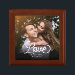 Caja De Regalo LOVE Modern Calligraphy Boda de fotografía simple<br><div class="desc">Moderno boda keepsake o hermoso regalo personalizado para recién casados novios o El día de San Valentín mostrando su foto de compromiso favorita con una moderna caligrafía de escritura leyendo AMOR sobre sus nombres personalizados y fecha sobre un gradiente oscuro para hacer que la tipografía destaque.</div>