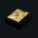 Caja De Regalo Madre joven masticando por Mary Cassatt, arte vint<br><div class="desc">La joven madre masticadora (feat. 1900) de Mary Cassatt es un retrato de la familia del arte de arte fino e impresionista vintage. Una chica, su hija, está apoyándose en su regazo. Detrás de ellas hay una mesa con un ramo de flores. Una madre arreglando ropa con un niño. Sobre...</div>