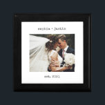 Caja De Regalo Máquina minimalista | Foto Boda y año<br><div class="desc">Esta sencilla y minimalista caja de regalo de keepsake incluye tu foto boda favorita junto con tus nombres y el año en el texto de aspecto de máquina de escribir negro. Un conservador elegante para tu primer año como marido y mujer.</div>